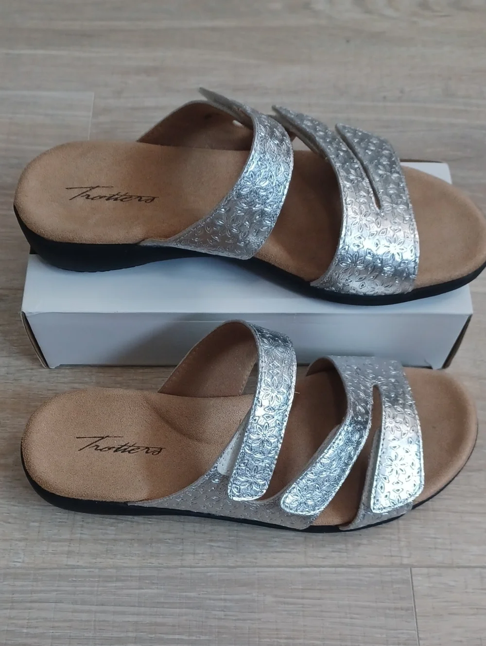 9W Trotters silver sandals. Slip on shoes with adjustable Velcro straps.